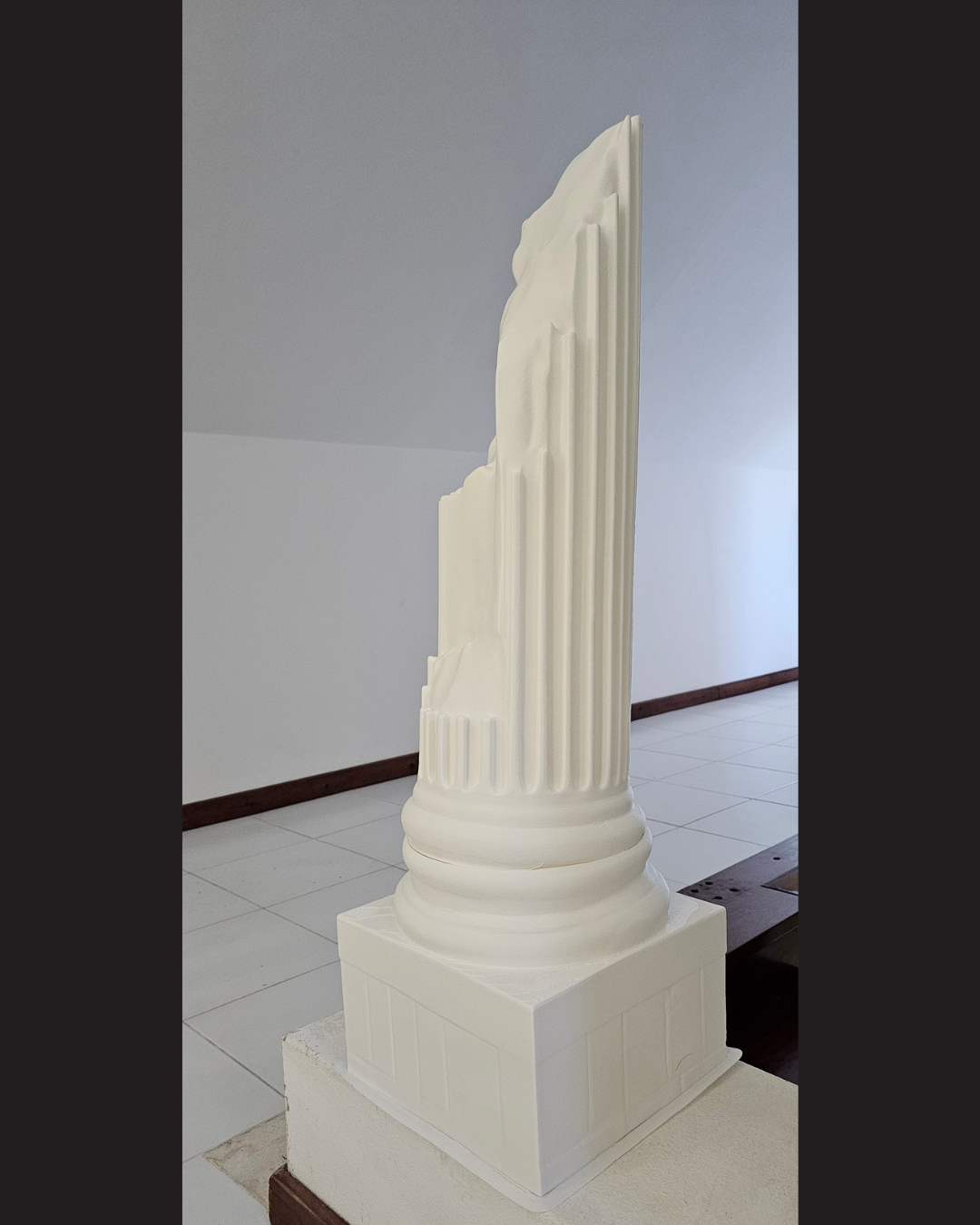 Escultura Clássica de Coluna Romana – Peça Decorativa Arquitetónica