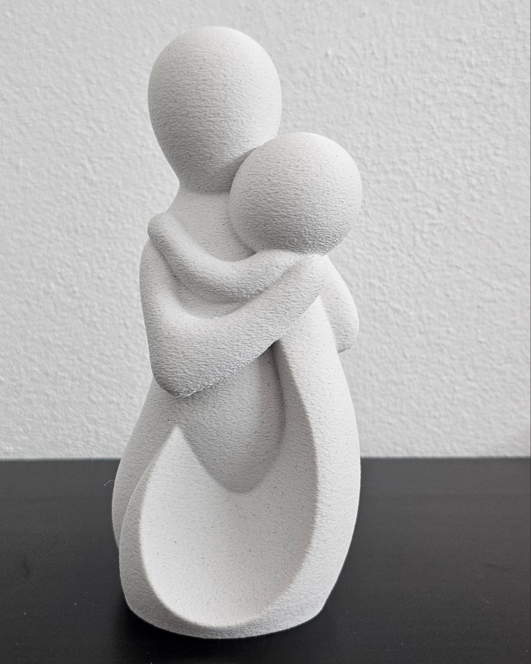 Escultura Mãe e Filho Abraço – Decoração Minimalista de Amor