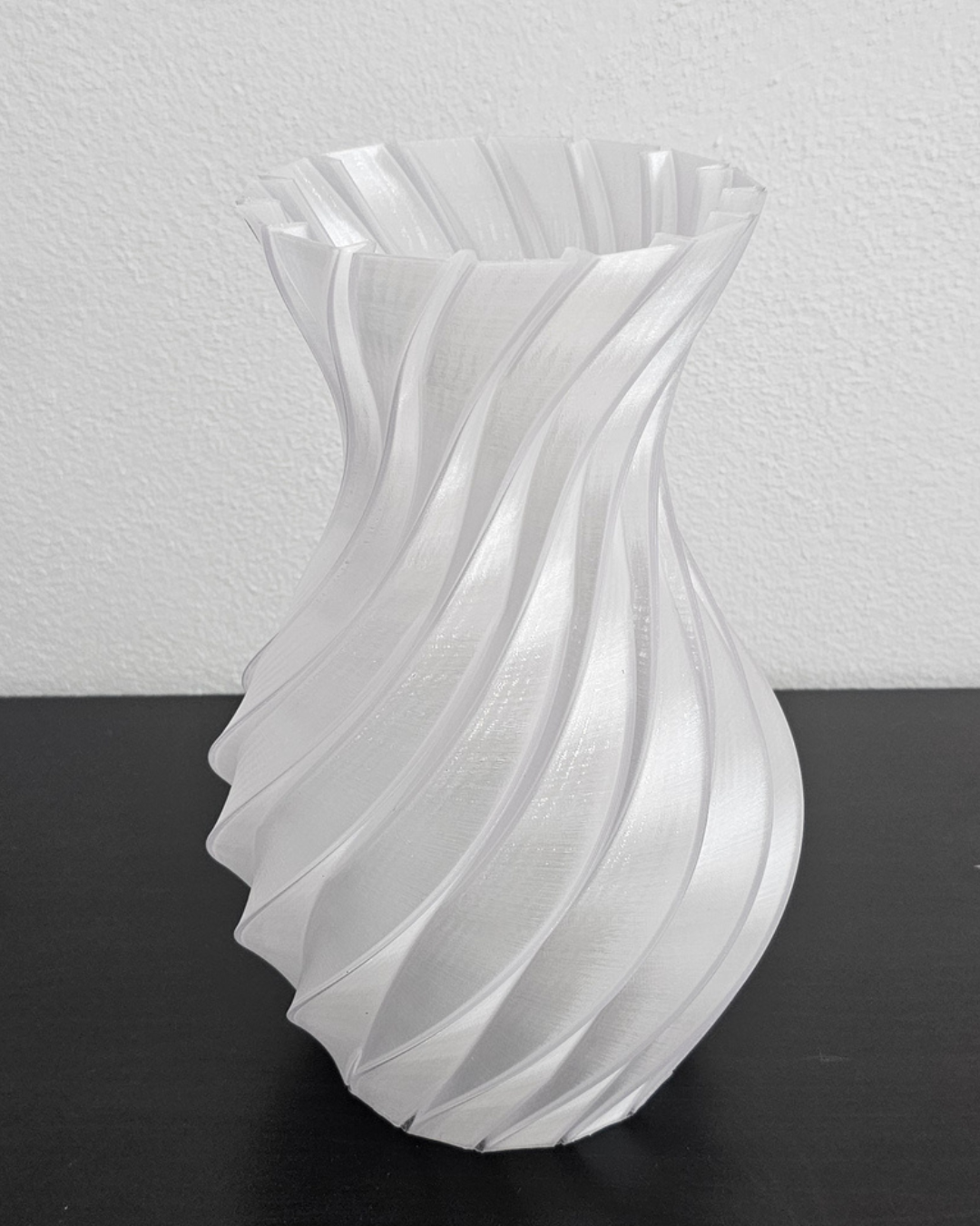 Jarro Decorativo em Espiral Torcida – Design Escultural Moderno