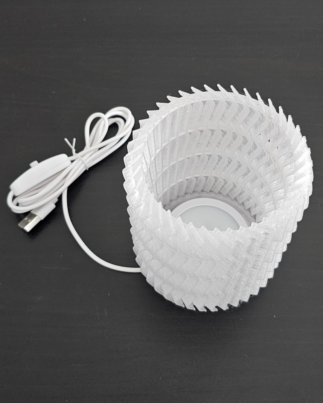 Abat-jour Decorativo Canelado – Candeeiro USB Moderno
