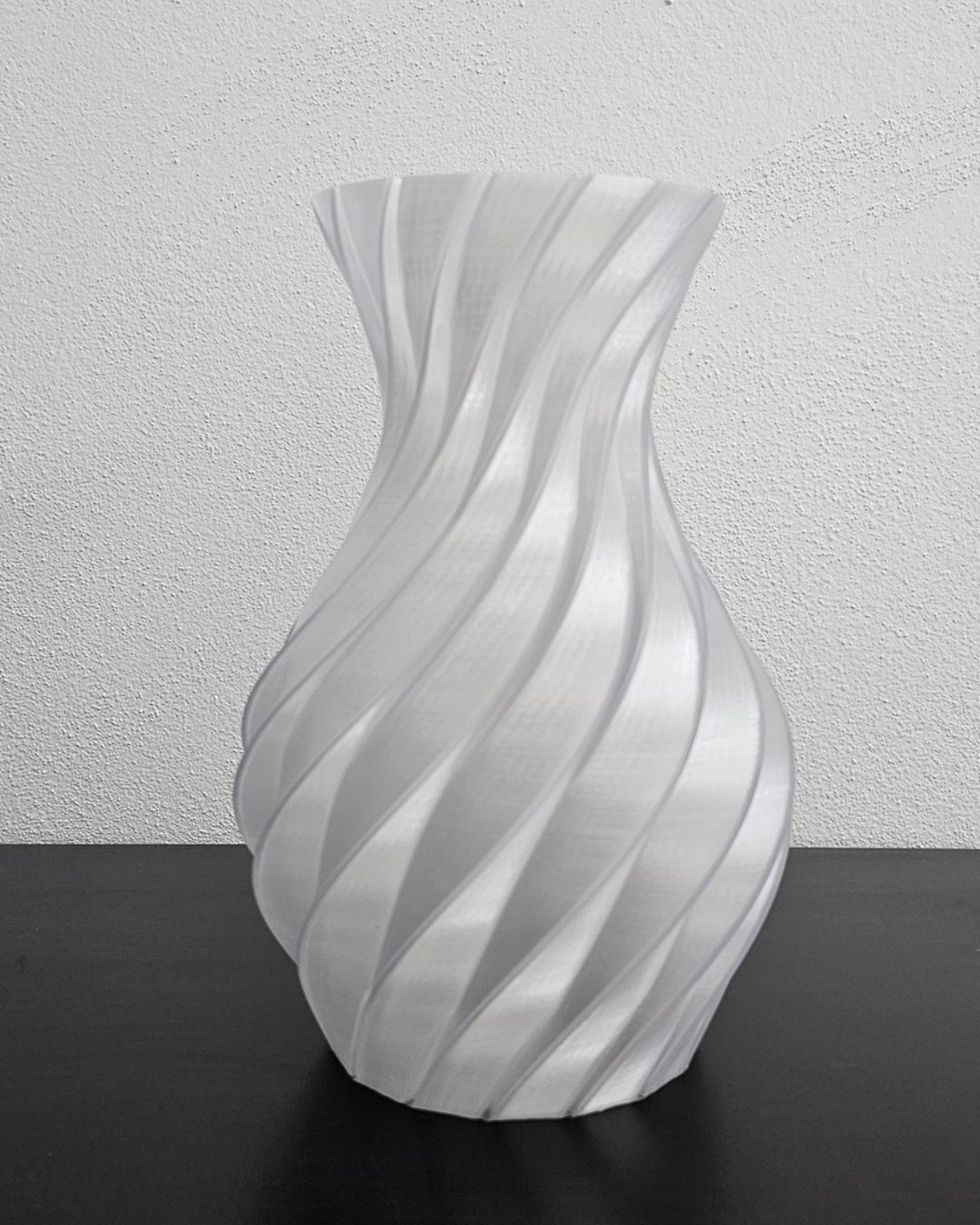 Jarro Decorativo em Espiral Torcida – Design Escultural Moderno